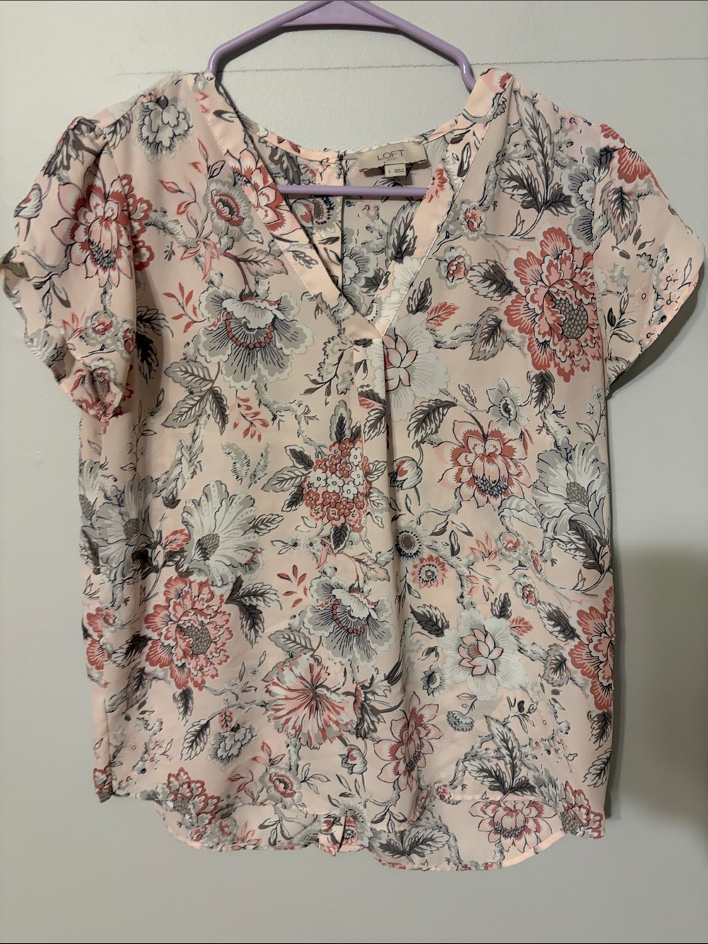 LOFT Cream Pink Floral V-Neck Short Sleeve Blouse.buttons down back. Small. Poly